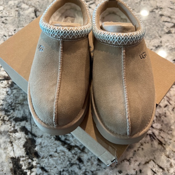 UGG Tazz Sand Size 5